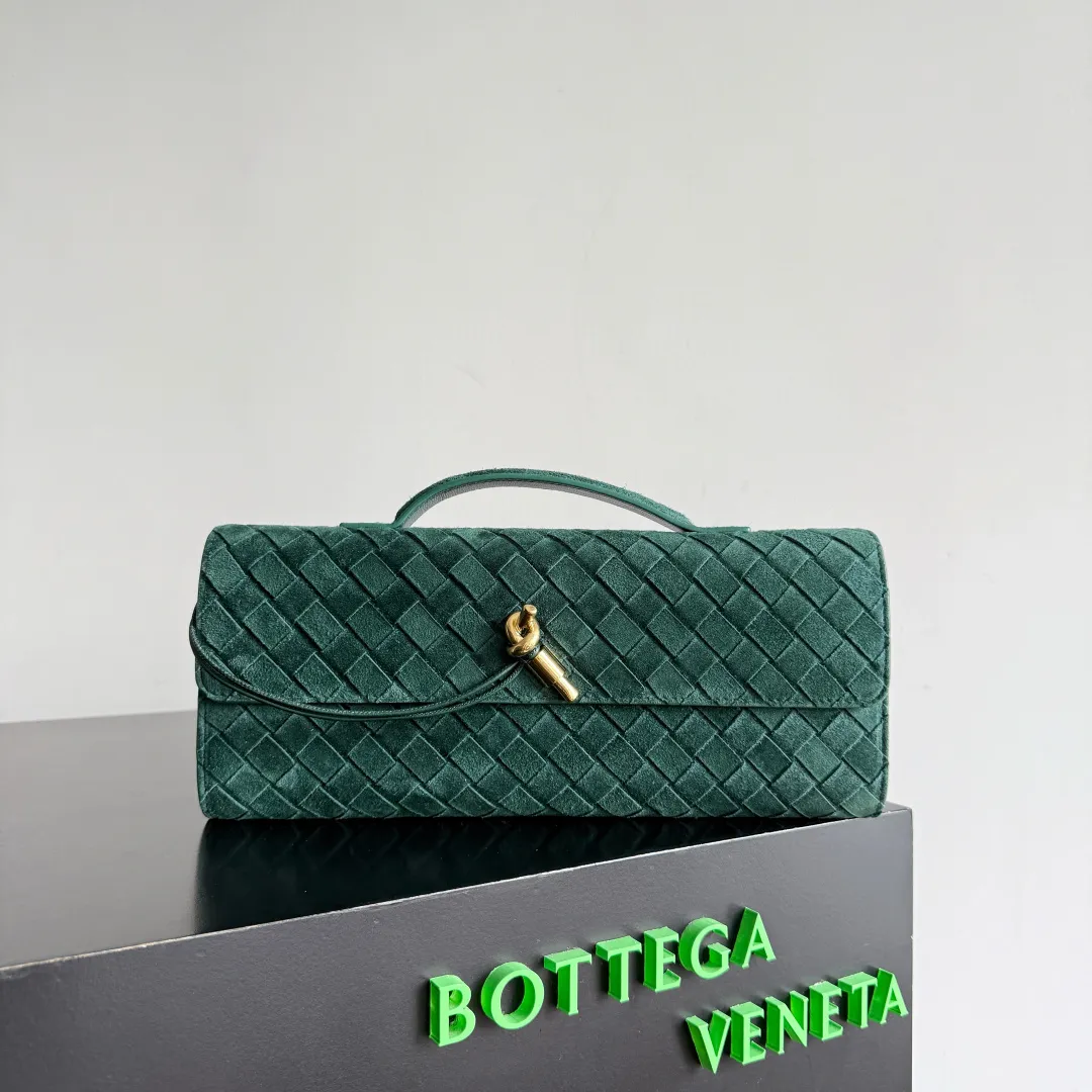 The batch of 1360 BV Andiamo evening handbags has been heavily planted again~ The designer aesthetics in the era of economic downturn are back. I fall in love with it at first sight and can't put it down. It's so beautiful and full of aura. The shape and texture are very competitive. It's light in weight and has sufficient capacity. It's a must-have for fashionistas. It's suitable for many occasions, minimalist, high-end and light luxury. Model No.: 741511 Size: 31*13*3cm